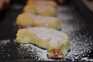 cornetti di pasta frolla alla mandorla aromatizzata