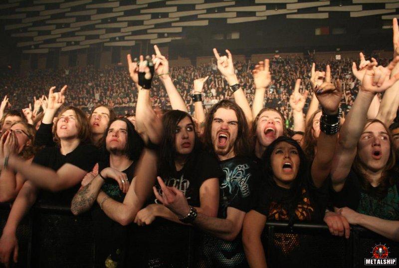 люди слушающие металл