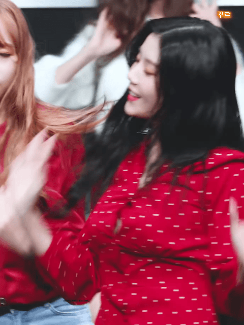 아이즈원> 하트 날리는 빨간땡땡이 권은비 볼륨감 . GIF