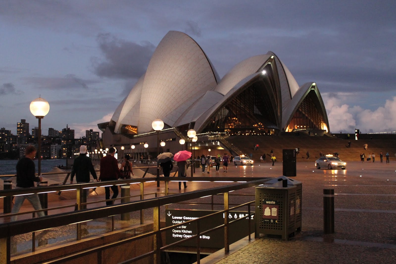 Sydney - Opera House by night