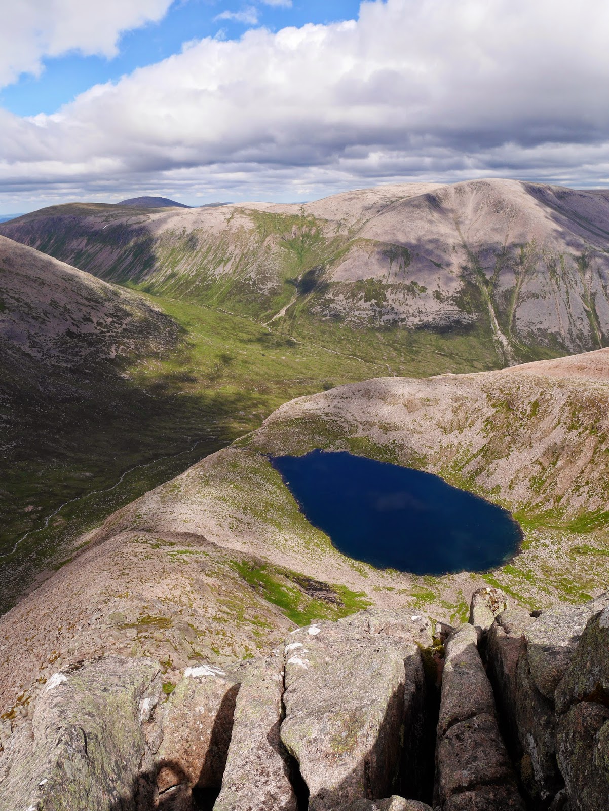 TARMACHAN MOUNTAINEERING: ANGELS RIDGE, SGOR AN LOCHAIN UAINE