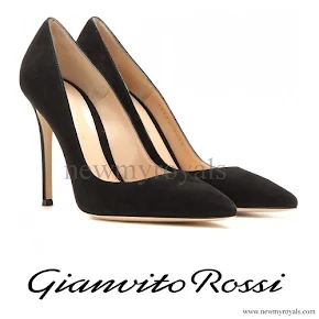 Pregnant Kate Middleton wore GIANVITO ROSSI Suede pumps