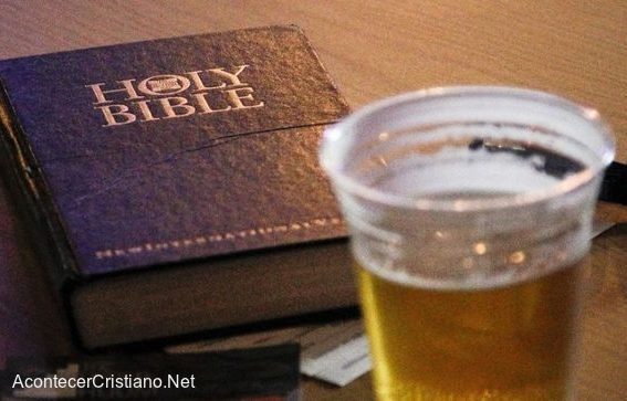 Estudiando la Biblia y bebiendo cerveza