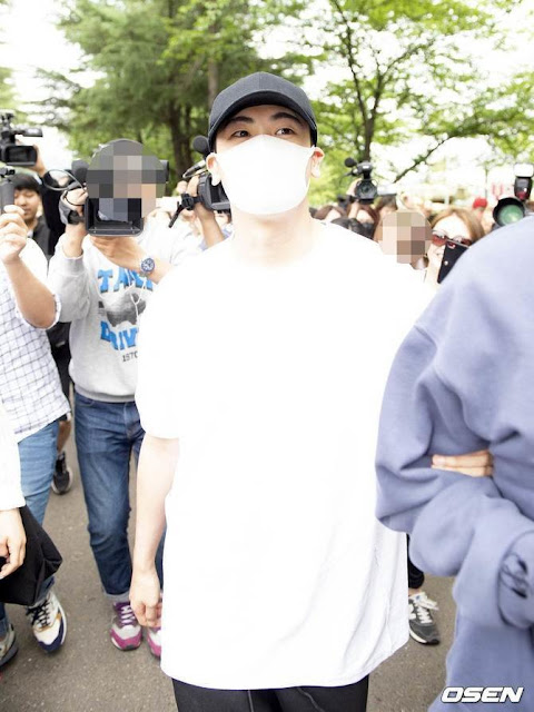 10 Potret Park Hyung Sik Mulai Menjalani Wajib Militer 10 Potret Park Hyung Sik Mulai Menjalani Wajib Militer