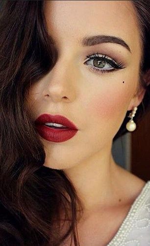 Não importa a ocasião, o batom vermelho faz uma declaração. É chique, elegânte e tem feminilidade. Vermelho combina com tudo e fica bem em todas. Seja no trabalho, em um jantar, em uma noite de garotas ou nos feriados, você pode usar batom vermelho em qualquer ocasião e ficar ainda mais linda e sexy. Esta é uma das cores mais universais de batom e te deixa muito poderosa. #batom #tips #lips #vermelho #maquiagem #makeup #make  #beauty #woman #red