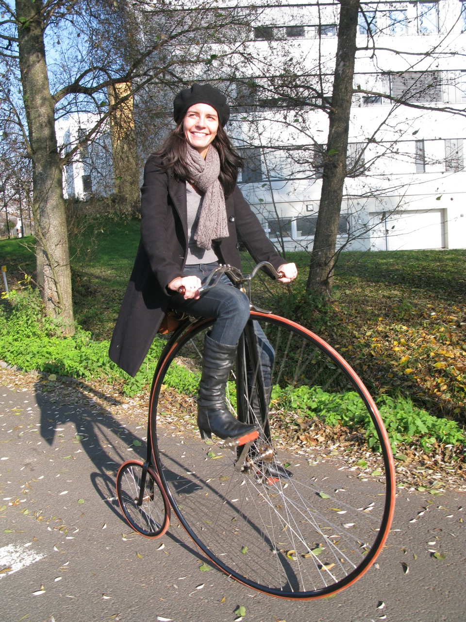 Frau am Steuer – Fahrrad Salon Frau am Steuer – Fahrrad Salon