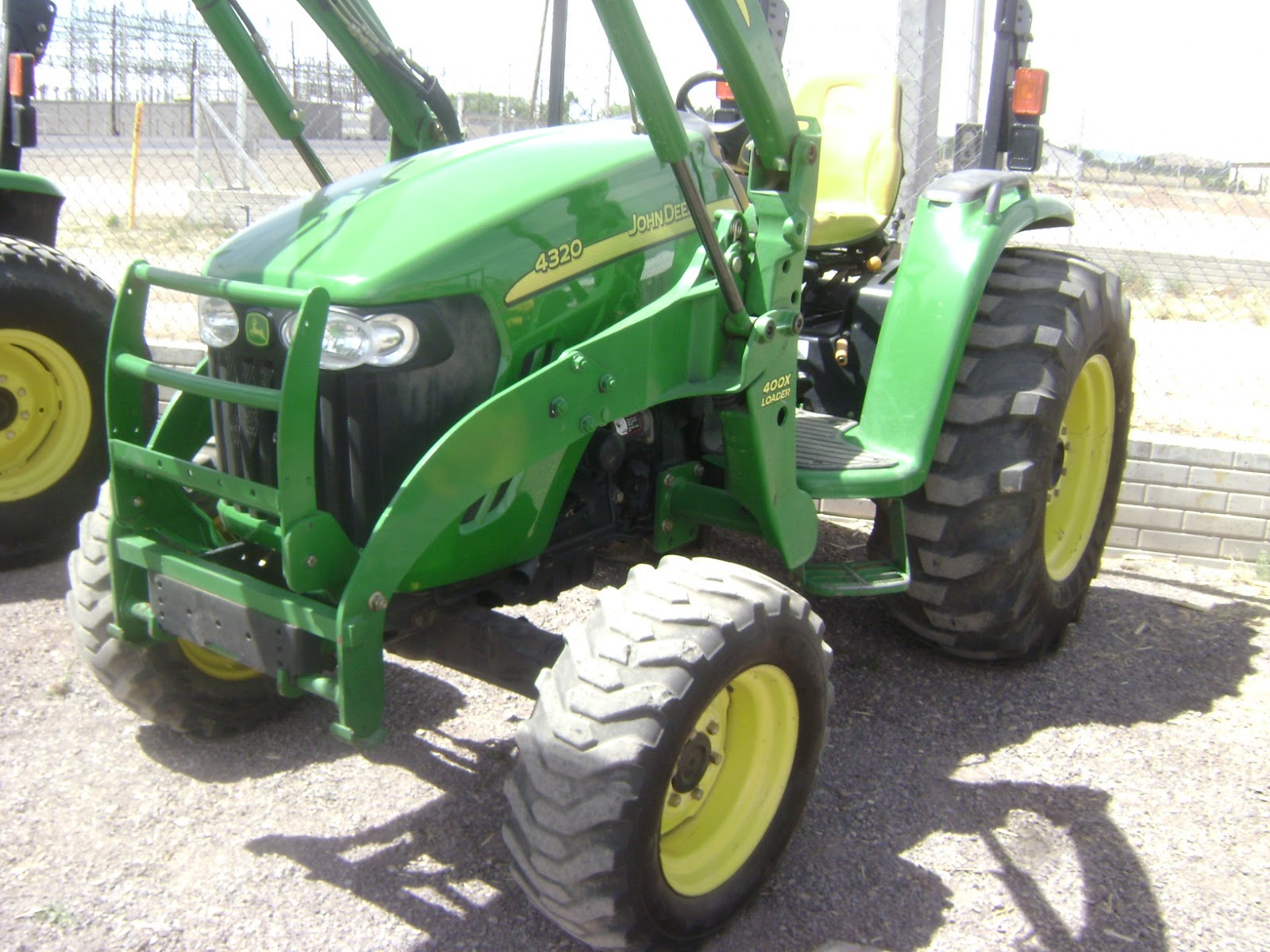 MAQUINARIA AGRICOLA INDUSTRIAL Tractor John Deere 4320 pala 6 pies 24,200 Dlls. 4100 Horas