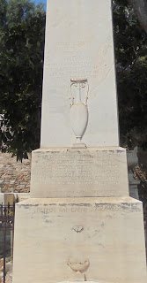 το ταφικό μνημείο της οικογένειας Λασκαρίδου στο ορθόδοξο νεκροταφείο του αγίου Γεωργίου στην Ερμούπολη