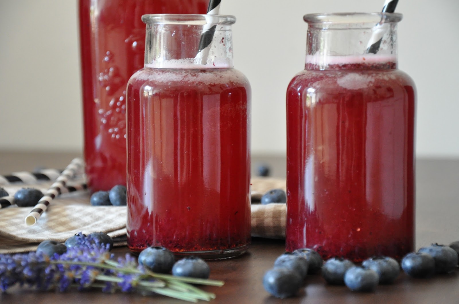 Krümelkreationen: Heidelbeer Lavendel Limonade