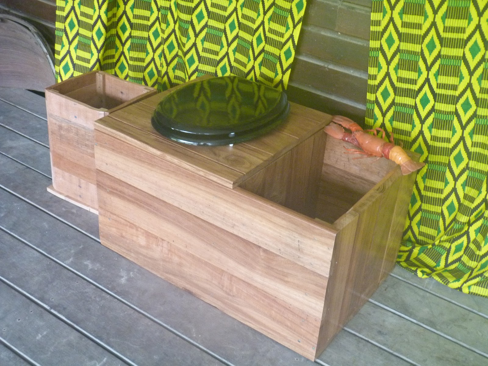 La Pince En Palette Toilettes sèches en bois de Guyane.