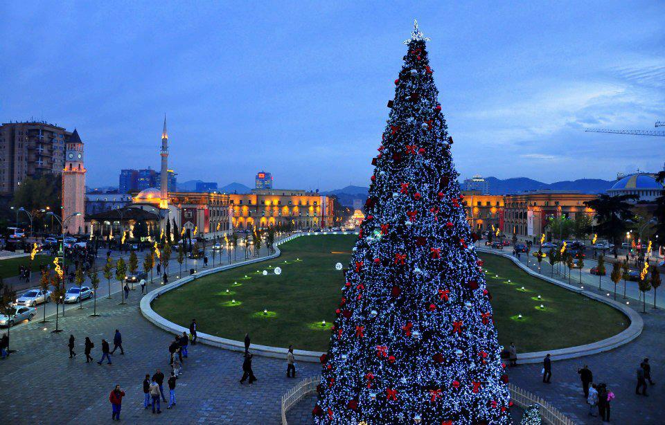 Gezuar Krishtlindjet nga Tirana! FOTO MUZIKA