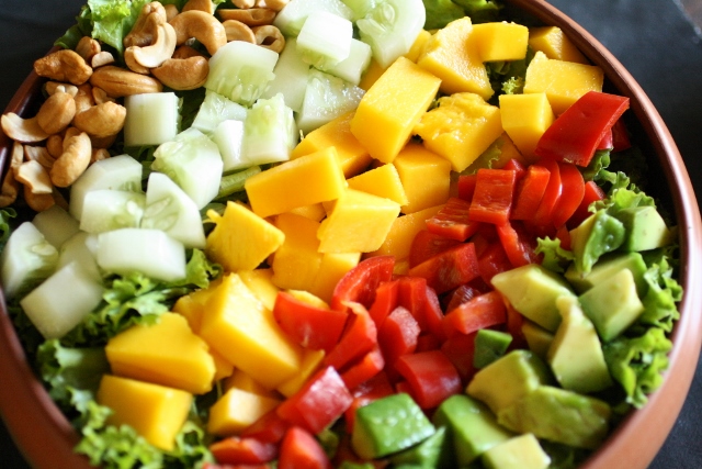 Ensalada de mango con aderezo de mango picante 