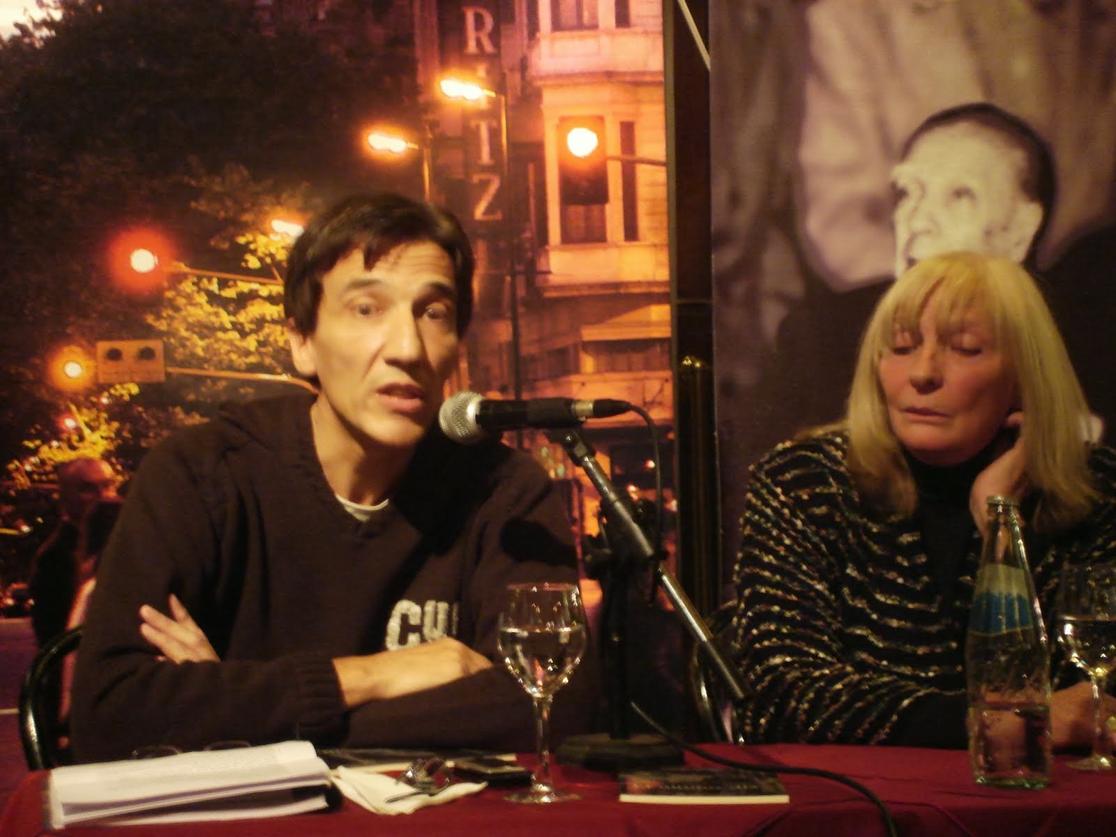 Presentando el libro "El Último Día" en el Café Tortoni (2009)