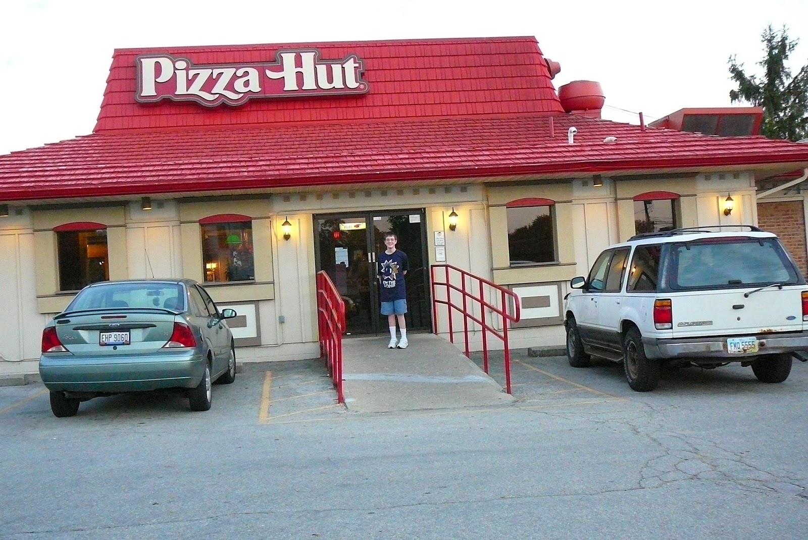 Адрес хат. Рестораны пицца хат. Пицца хат здание. Пицца хат в Америке. Пицца хат пиццерия фасад.