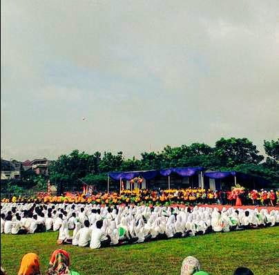 Ribuan Mahasiswa Membentuk Tulisan Unnes diesnatalis Unnes