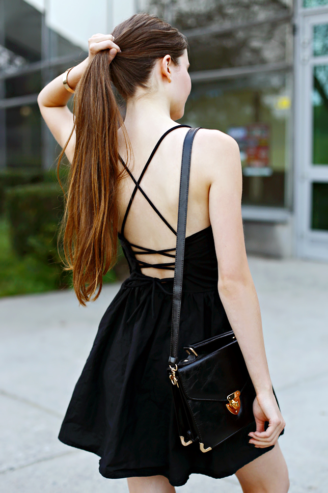 Czarna sukienka z gorsetowym tyłem i lakierowane szpilki | Ari-Maj ...