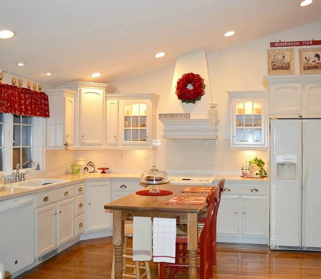 White Cottage Style Kitchens