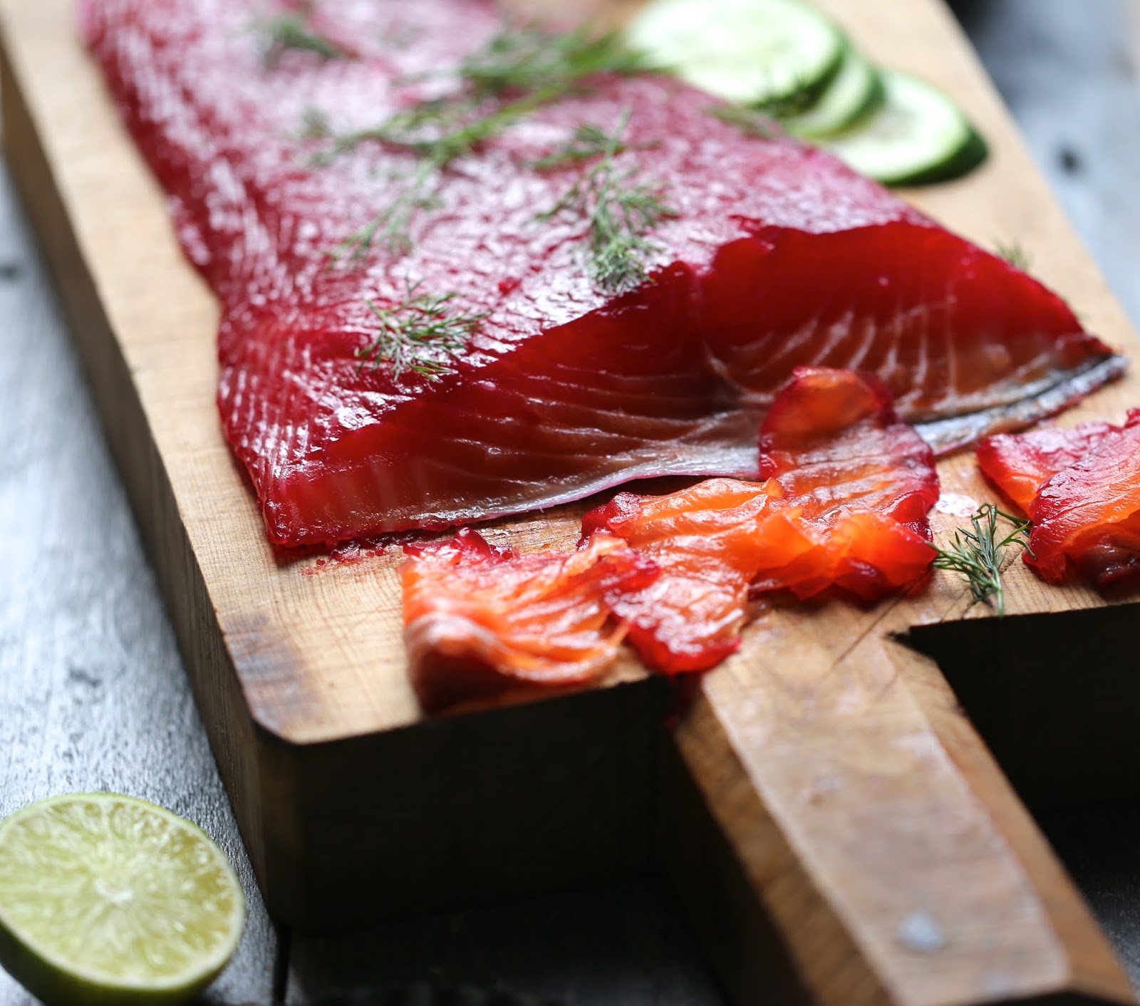 Saumon mariné façon gravadlax à la vodka et betterave rouge / On dine chez Nanou