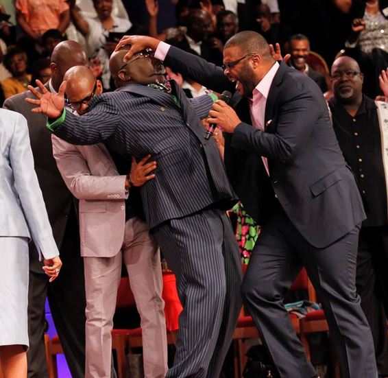 tyler perry prays for td jakes