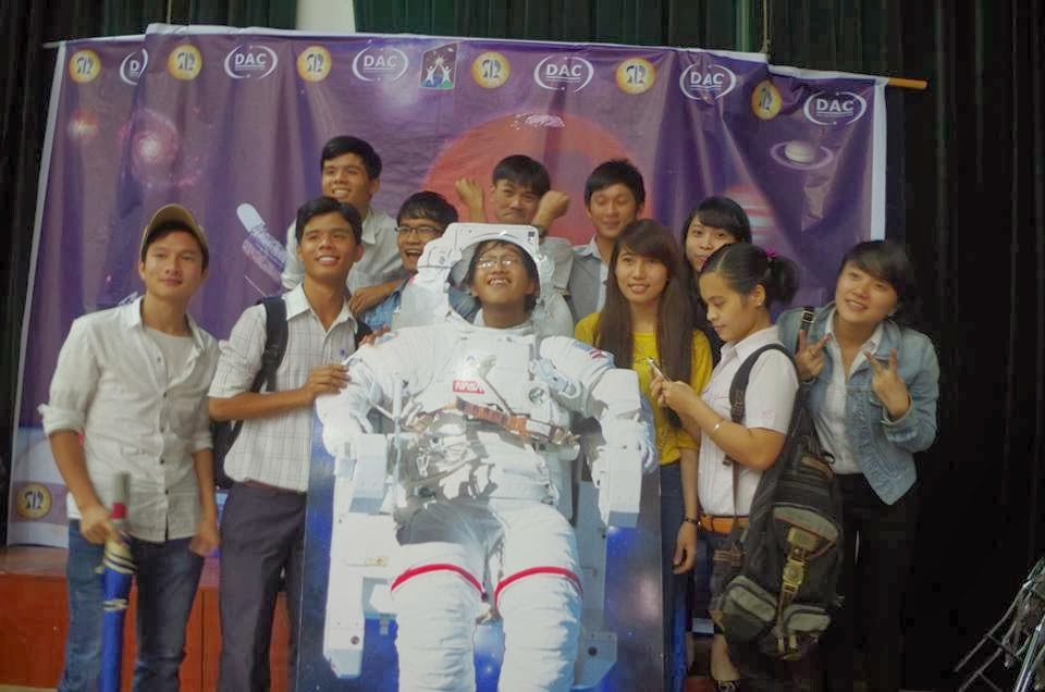 Sinh viên Đà Nẵng hào hứng khám phá vũ trụ sau những ngày mưa bão - 4 / Thiên văn học Đà Nẵng