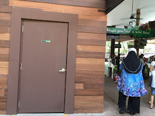 Ruang tempat sholat di Singapore Zoo, di samping gerbang pintu masuk
