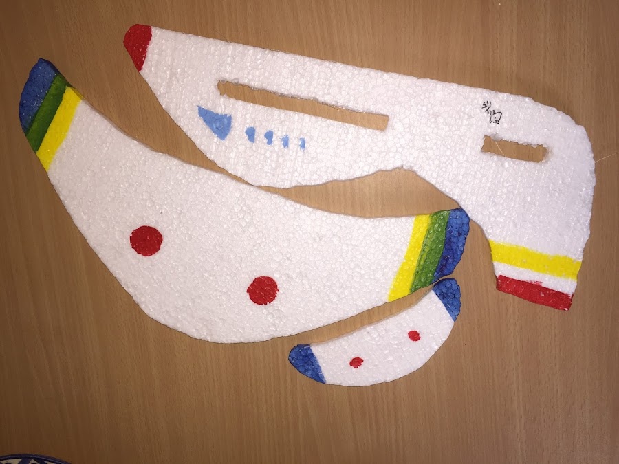Utilizamos pinturas acrílicas para colorear el avion de poliespan