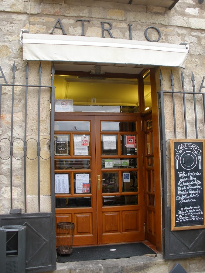 Bar El Atrio, podrás degustar torreznos y comida típica de la zona.