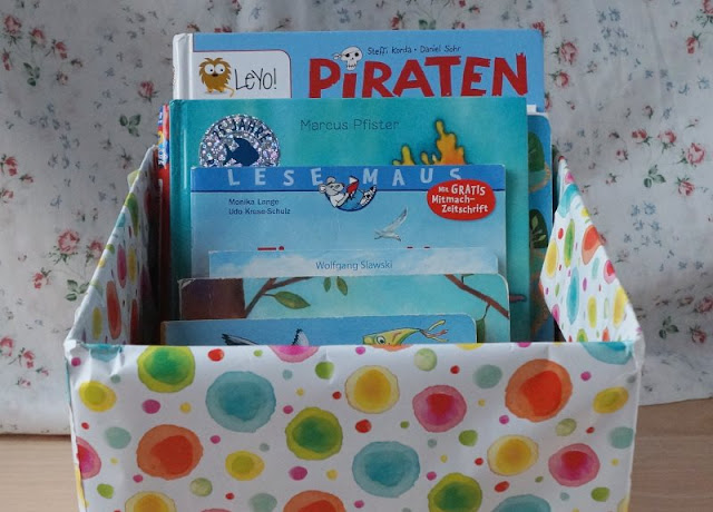 DIY: Bücherbox aus Windelkarton basteln (Eine einfache Idee). Ihr wollt Ordnung in die Kinderbücher bringen? Auf Küstenkidsunterwegs habe ich für Euch eine super einfache DIY Anleitung, wie Ihr in wenigen Minuten eine wunderschöne Bücherbox aus einem Windelkarton oder einem anderen Karton und mit ein wenig Geschenkpapier bastelt!