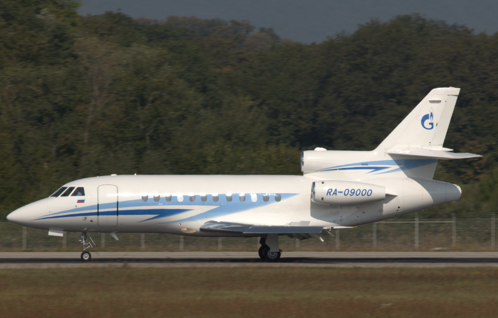 FLUGZEUGE Privatjets etc: RA-09000 Dassault Falcon 900B F900 > GZP