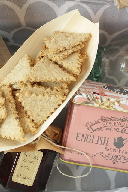 Rosmarin-Hafer-Cracker aus Downton Abbey | https://kuechenliebelei.blogspot.com/2017/07/mrs-patmores-rosemary-oat-crackers.html