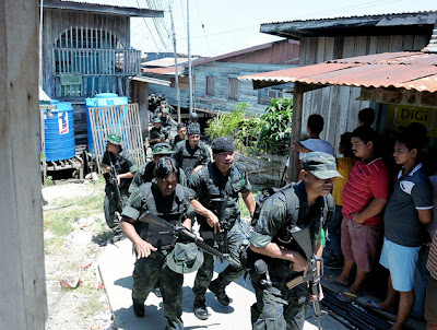 Pasukan Polis mengeledah Kg Simunul