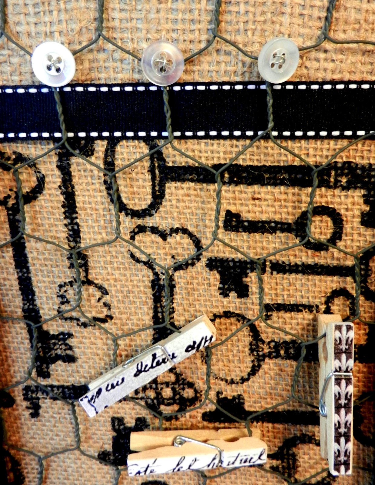 A Lapin Life French Chicken Wire Burlap Frame Craft Tutorial