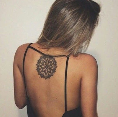 Chica tatuada con un mandala