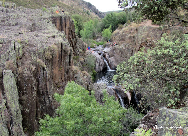 Cascada del Aljibe. Salto de agua. Arroyo del Soto. Roblelacasa. Ruta de los pueblos de arquitectura negra