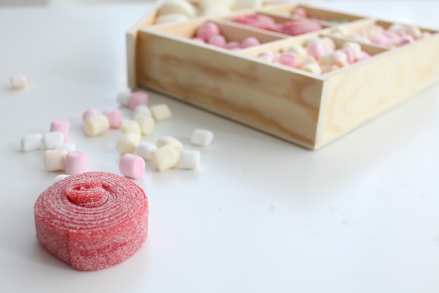 casita de madera con chuches para regalo de bebé