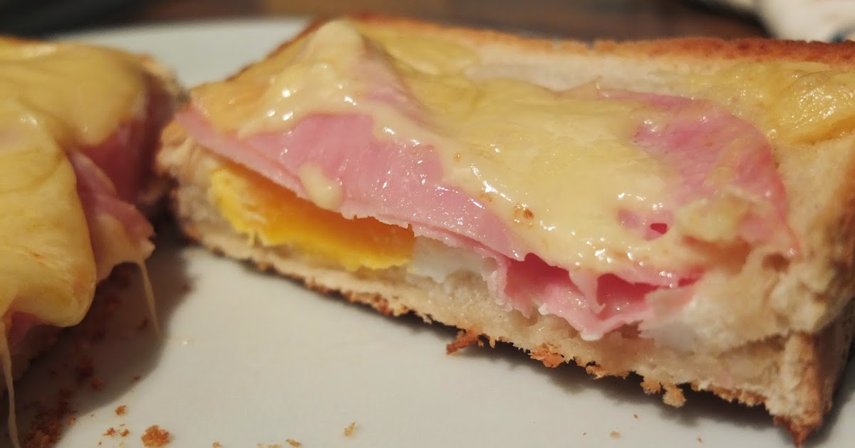 Überbackenes Toast mit Schinken und Ei