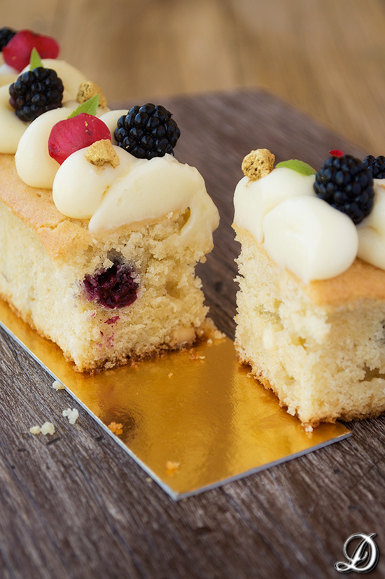 Cake de Chocolate Blanco y Moras con Ganache de Yogur