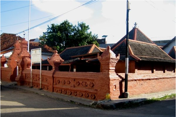  Masjid  Merah  Panjunan di Cirebon  JDlines com