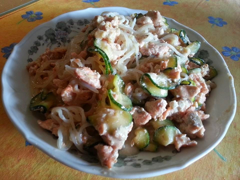 Lecker und kalorienarm kochen: Lachs Zucchini Sahne Soße mit Shirataki ...