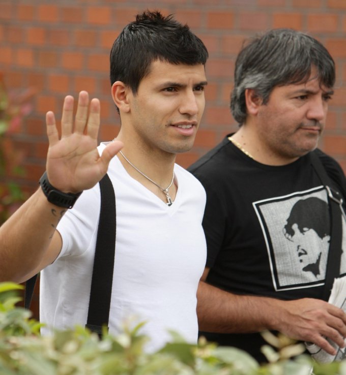 Aguero leaves hospital in Manchester, after City medical.