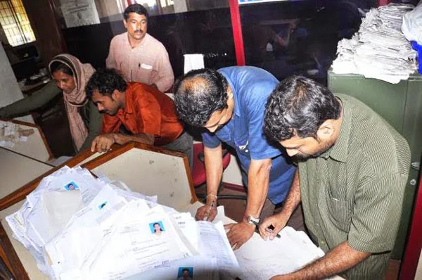 Thodupuzha, Kerala, Vigilance-Raid, Government-employees, Cash