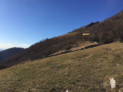 The trail above Roncola and a paraglider launch site