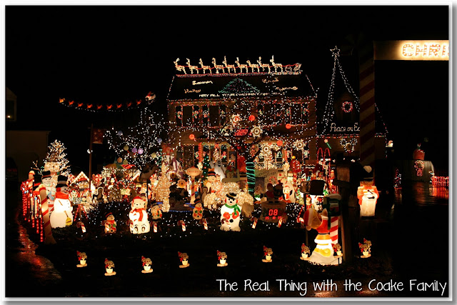 Christmas activities - cute idea that the whole family will enjoy to make a  Christmas Express a new family tradition #Christmas #Activities #Traditions
