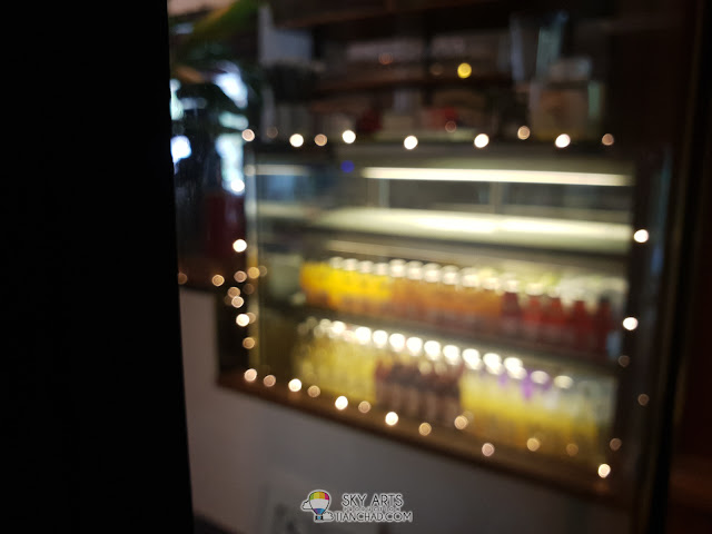 Samsung Galaxy S9+ at F2.4 aperture - Smaller bokeh on the lights