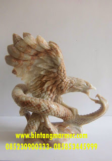 Patung Onix Garuda Tarung dengan Cobra 