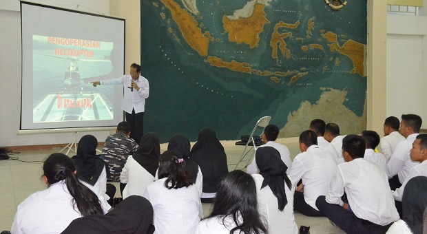 Calon Awak Kapal Patroli Bakamla RI Diberikan Pengetahuan Marshalling