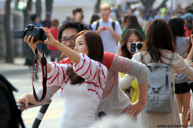 Pareja de coreanos haciéndose foto selka en Yeouido