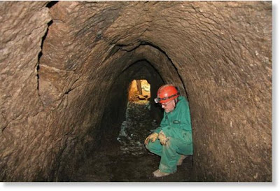 arqueologo dentro del tunel