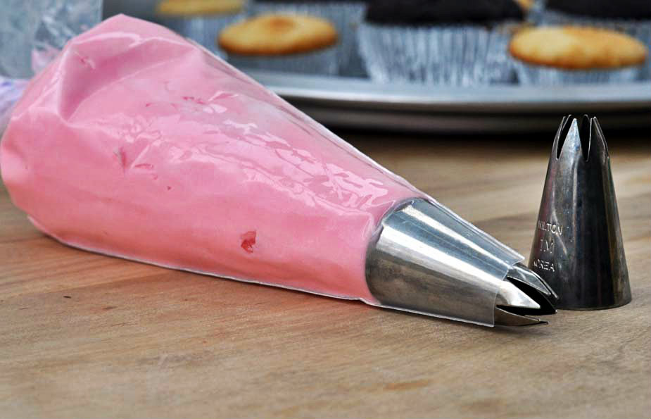 Tutorial for making an icing swirl on a cupcake - CakeYep