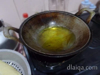 panaskan minyak untuk menggoreng
